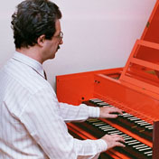 Plying a double French harpsichord with early fingerings